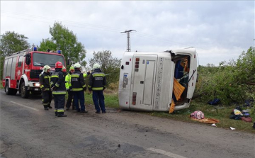 Oldalára borult egy busz Tótkomlósnál