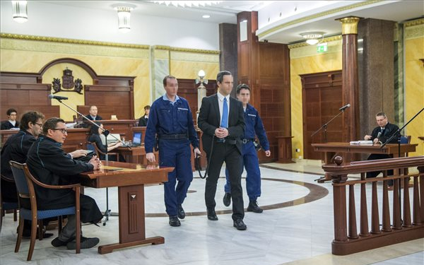 Kilenc évre ítélték a volt barátnőjét lúggal leöntő orvost