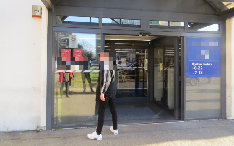 Hamis pénzzel fizetett a kábítószerért, fegyverrel kérték rajta számon
