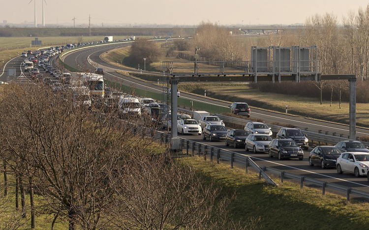 Több kilométeres a torlódás az M1-esen Budapest felé