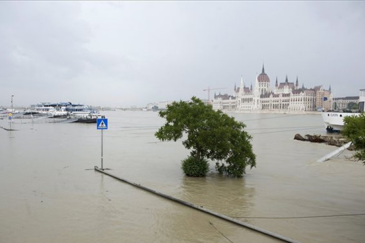 Árvíz - Tetőzés előtt, rekordmagasságú víz a Dunán - ÖSSZEFOGLALÓ
