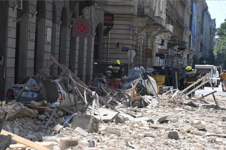 Leomlott egy társasház teteje Budapeste, sérültek, romok