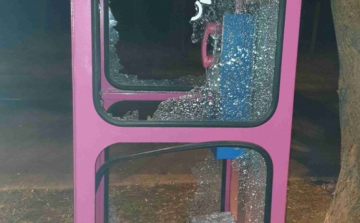 Szétverte a telefonfülkét, majd hívta a rendőrséget