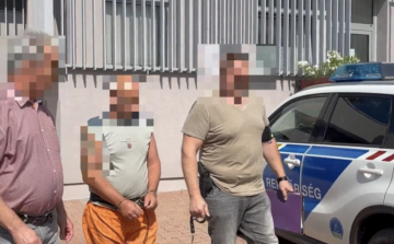 BOZÓTVÁGÓ KÉSSEL FENYEGETTE FELESÉGÉT 