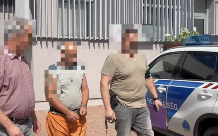 BOZÓTVÁGÓ KÉSSEL FENYEGETTE FELESÉGÉT 