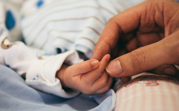 A kisbabák gyengéd simogatása fájdalomcsillapító hatású