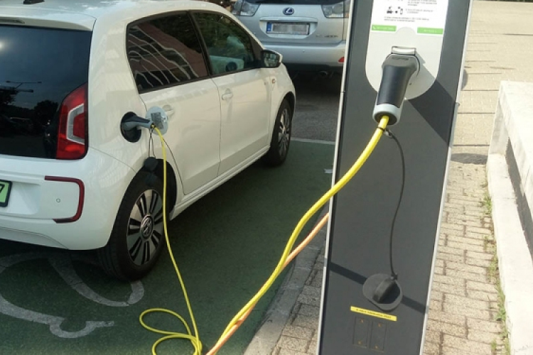 Tovább nőhet az elektromos autók ára egy elemzés szerint