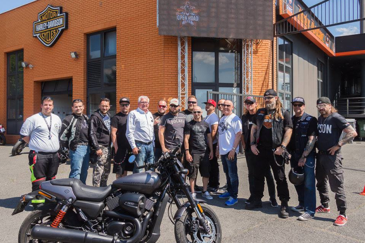 Rock legendák egy Harley nyergében, amit akár Te is megnyerhetsz!