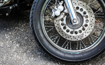 Halálos motorbaleset Tát és Bajna között