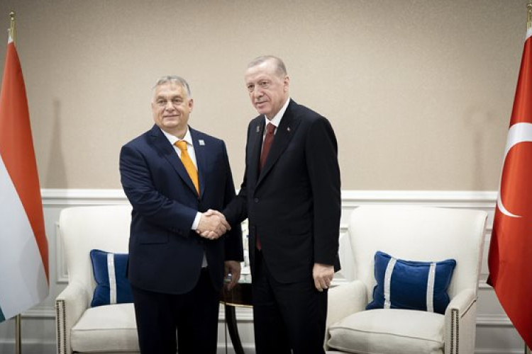Orbán Viktor Törökország elnökével tárgyalt; a magyar békemisszió támogatását kérte
