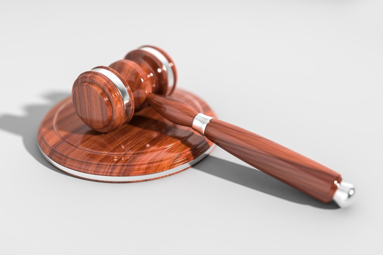 Több száz milliós csalás miatt emelt vádat a bajai ügyészség