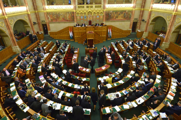 OGY - A tizenhetedik alaptörvény-módosításról dönt a parlament